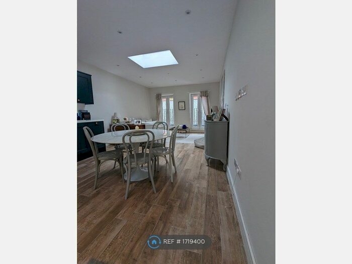 1 Bedroom Flat To Rent In North End Road, London, SW6