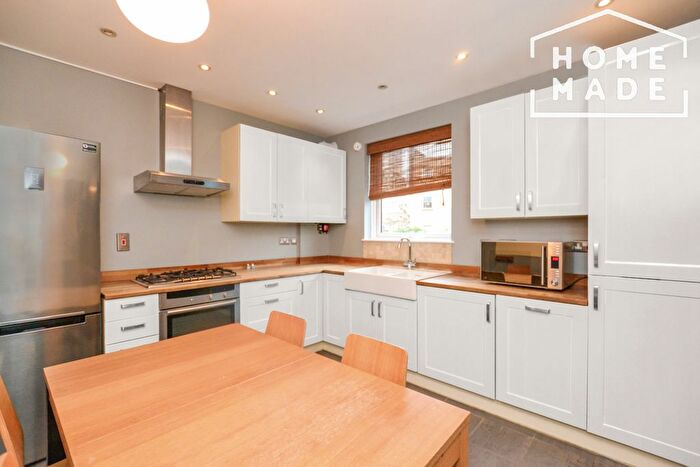 2 Bedroom Mews To Rent In Milligan Street, E14