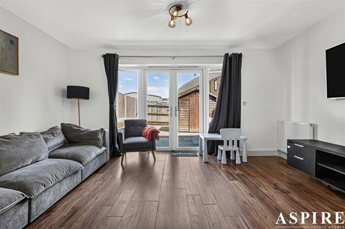 3 Bedroom End Of Terrace House For Sale In Arisdale Avenue, South Ockendon, RM15