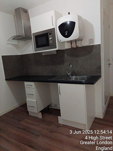 Studio To Rent In High Street, Sutton, SM1