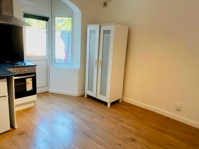 Studio To Rent In Park Avenue, London, NW10