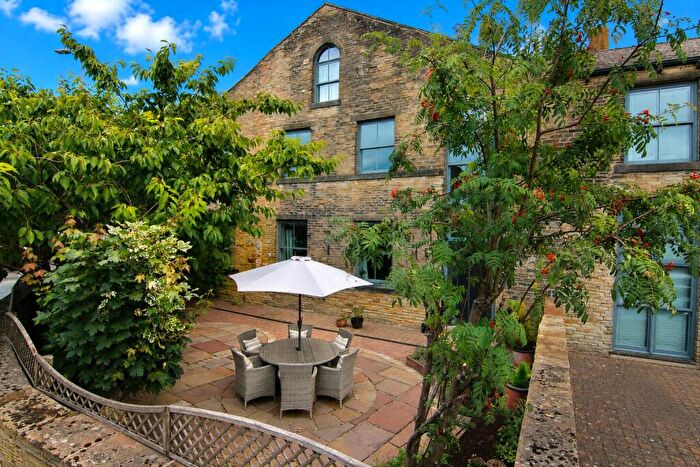 3 Bedroom Flat For Sale In Waterloo Mills, Silsden, BD20