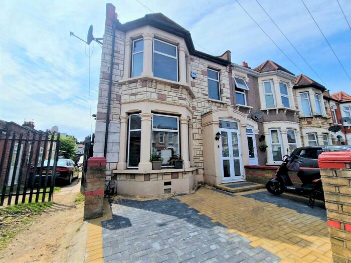 Houses to rent in Chepstow Crescent, IG3, Greater London