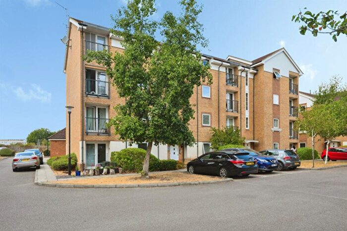 2 Bedroom Flat For Sale In Chequers Field, Welwyn Garden City, AL7