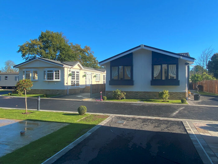 2 Bedroom Park Home For Sale In Bracknell, Berkshire, RG42