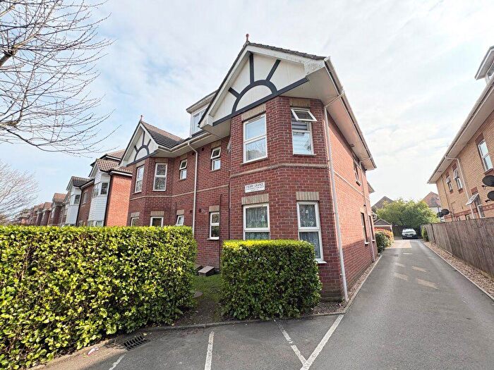 2 Bedroom Flat To Rent In Cherry Grange, Charminster, BH8