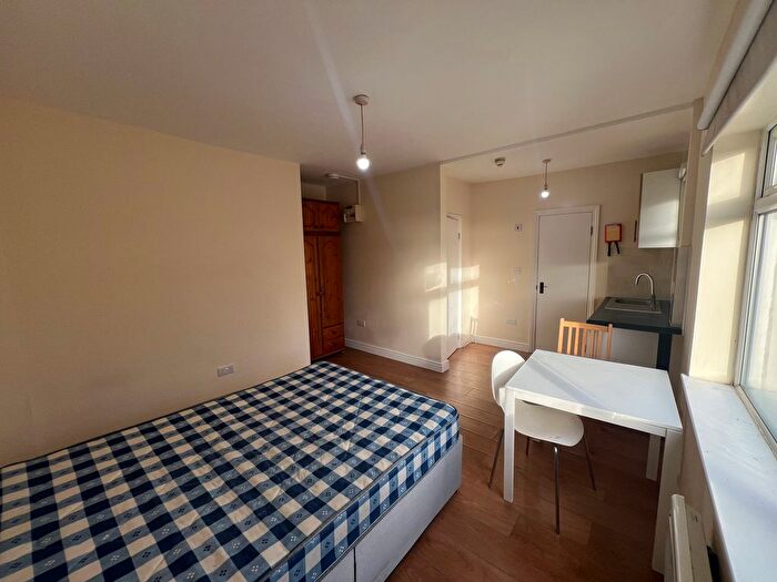 1 Bedroom Flat To Rent In Woodstock Avenue, London, NW11