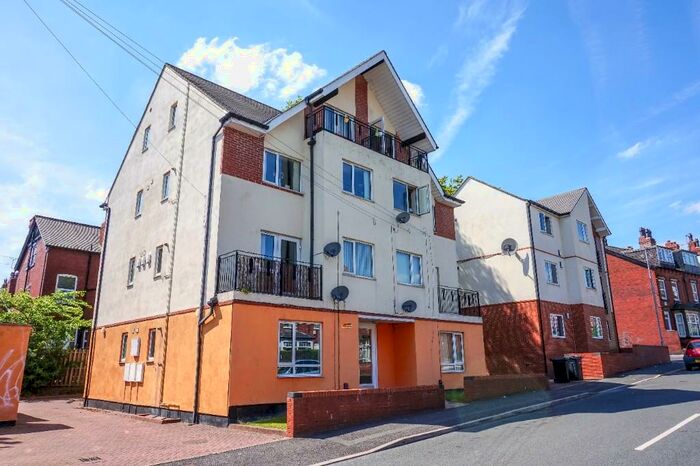 2 Bedroom Apartment To Rent In Headingley Avenue, Leeds, West Yorkshire, LS6
