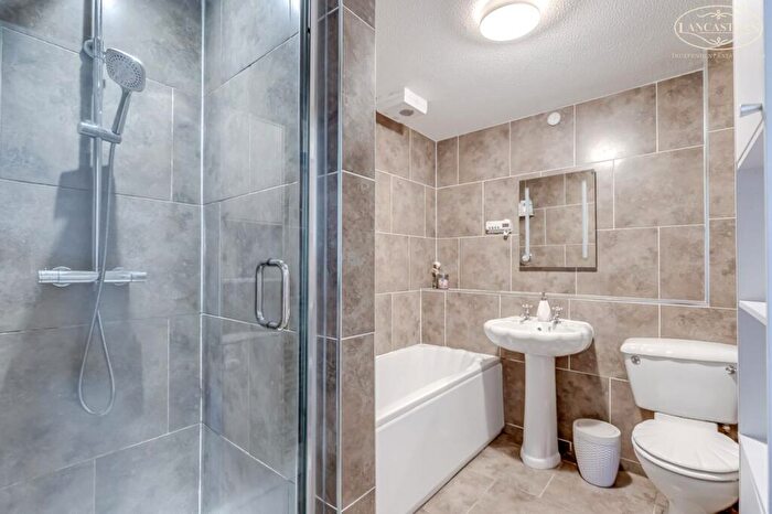 2 Bedroom Flat For Sale In Dean Court, Bolton, BL1 - Photo 11