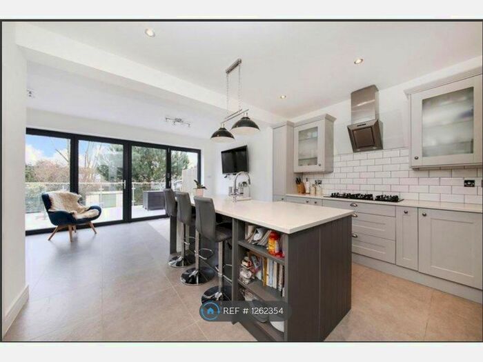 4 Bedroom Semi-Detached House To Rent In Sidcup Road, London SE9