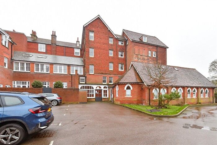 2 Bedroom Flat For Sale In Eversley Park, Folkestone, Kent, CT20