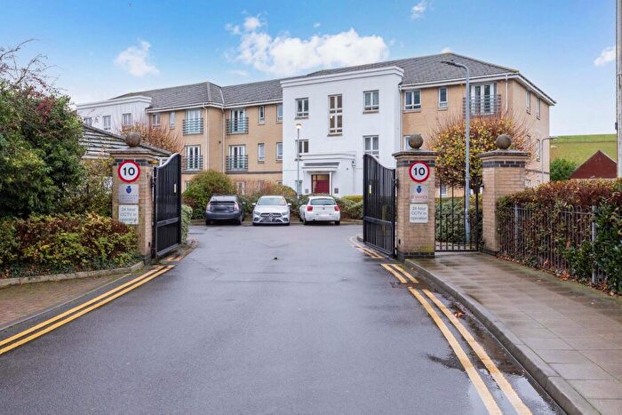 2 Bedroom Apartment For Sale In Sovereign Heights, Langley, SL3