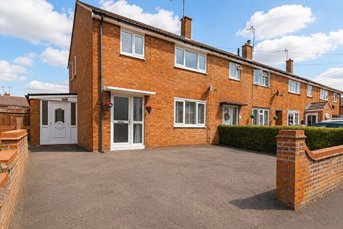 3 Bedroom End Of Terrace House For Sale In Leigh Crescent, Long Itchington, Southam, CV47