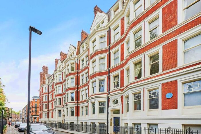 2 Bedroom Flat To Rent In Ridgmount Gardens, London, WC1E