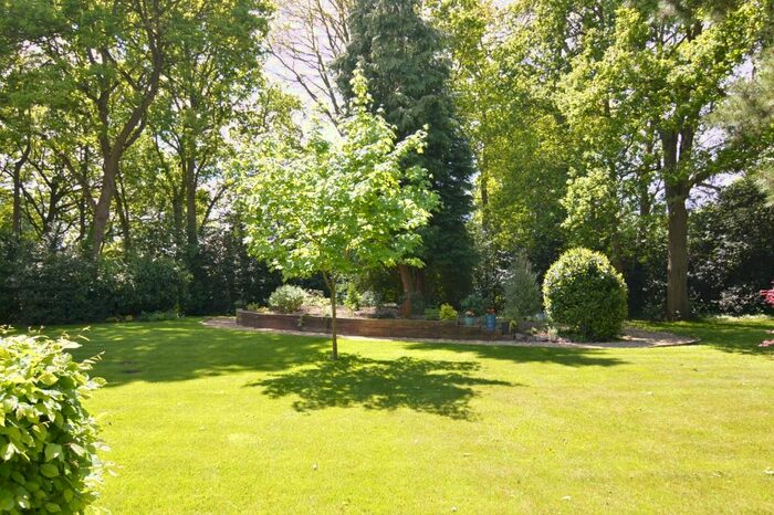 2 Bedroom Flat To Rent In Squirrel Walk, Wokingham, RG41