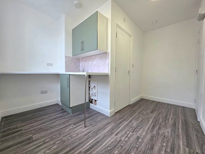 Studio To Rent In Old Kent Road, London, SE1