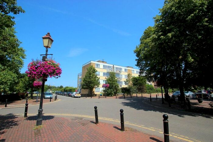 2 Bedroom Flat To Rent In Bathurst Walk, Buckinghamshire, Richings Park, SL0