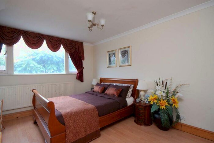 2 Bedroom Flat To Rent In Tregunter Road, Chelsea, London, SW10