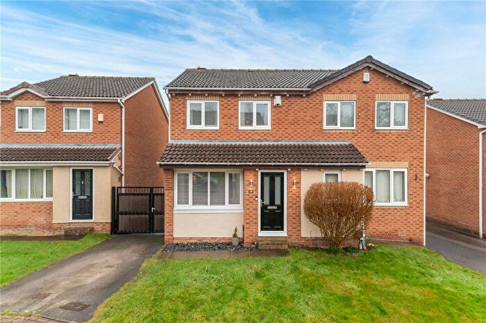 3 Bedroom Semi Detached House For Sale In Heatherdale Road, Tingley, Wakefield, West Yorkshire, WF3