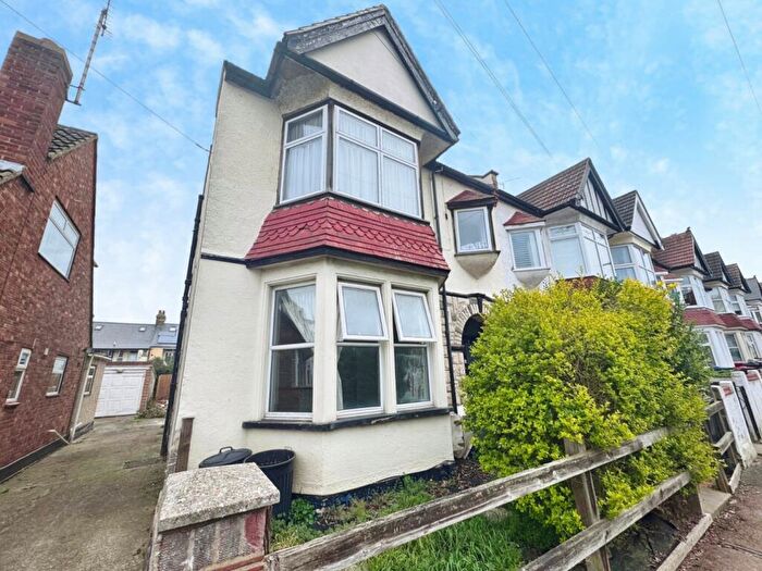 2 Bedroom Flat To Rent In Westbourne Grove, Westcliff-On-Sea, SS0