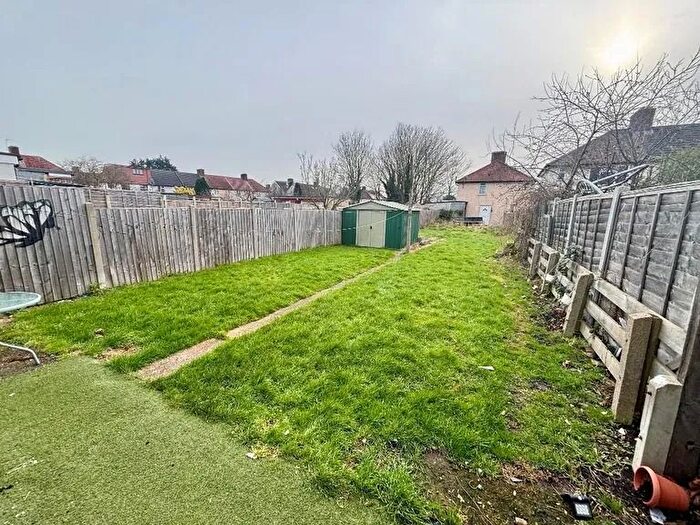 3 Bedroom Terraced House To Rent In Mays Lane, Barnet, EN5