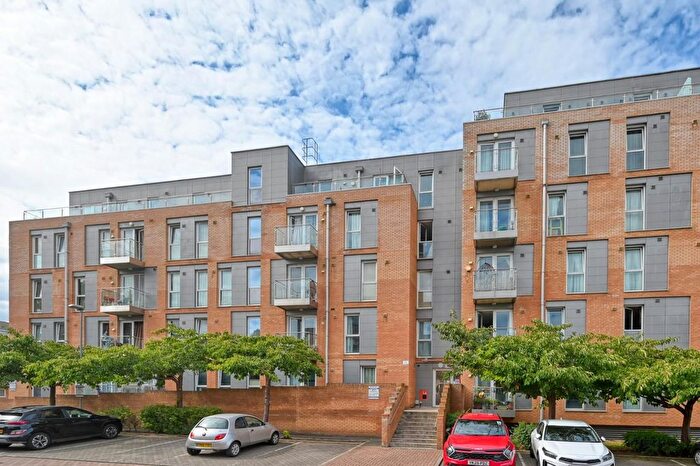 1 Bedroom Flat For Sale In Pontes Avenue, Hounslow, TW3