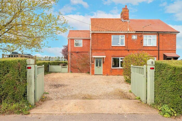 3 Bedroom Semi-Detached House For Sale In Back Lane, Beeston, PE32