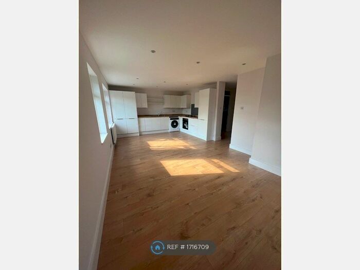 2 Bedroom Maisonette To Rent In Bowles Court, London, N12