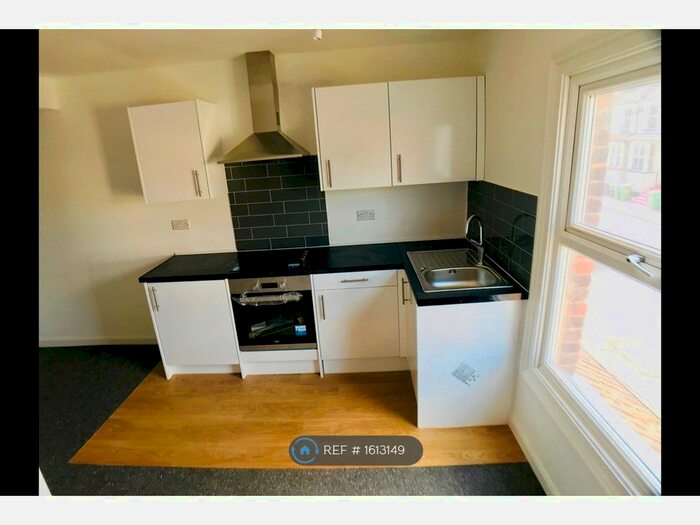 1 Bedroom Flat To Rent In Cardiff Road, Watford, WD18