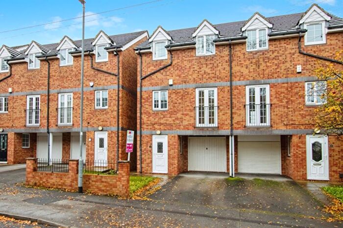 3 Bedroom Semi-Detached House For Sale In Birch Avenue, Leeds, LS15