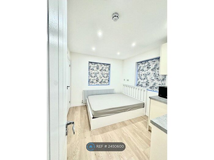 Studio To Rent In Beaulieu Drive, Pinner, HA5