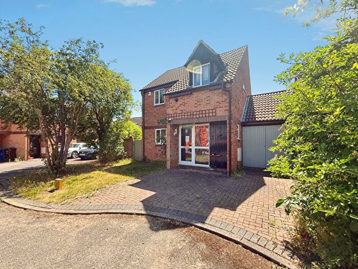 3 Bedroom Link Detached House For Sale In Overstrand Close, Bicester, Oxfordshire, OX26