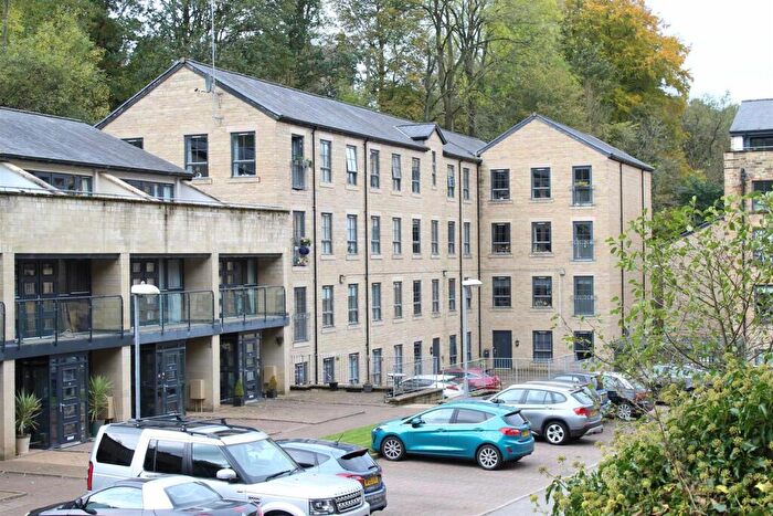 2 Bedroom Apartment For Sale In Kinderlee Way, Chisworth, Glossop, SK13