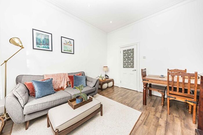 2 Bedroom Flat To Rent In Cambridge Heath Road, London, E2
