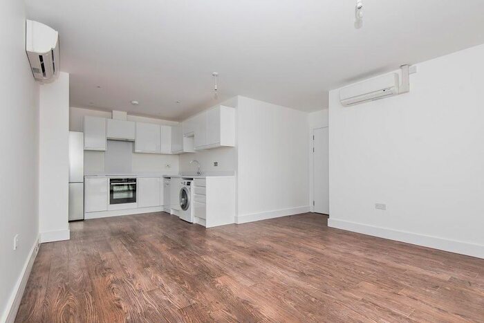2 Bedroom Flat To Rent In Lower Richmond Road, Surrey, Richmond, Uk, TW9