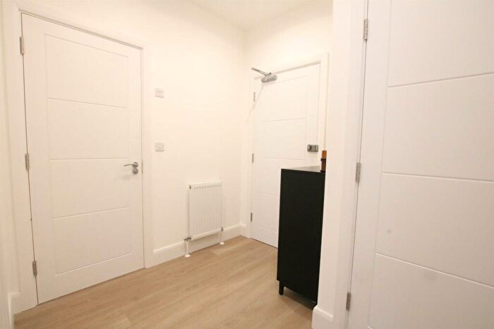 2 Bedroom Apartment For Sale In Kingston Road, Leatherhead, KT22