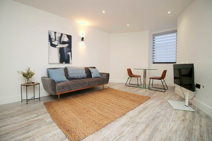 1 Bedroom Flat To Rent In Flat Kingsbridge Point, SN1