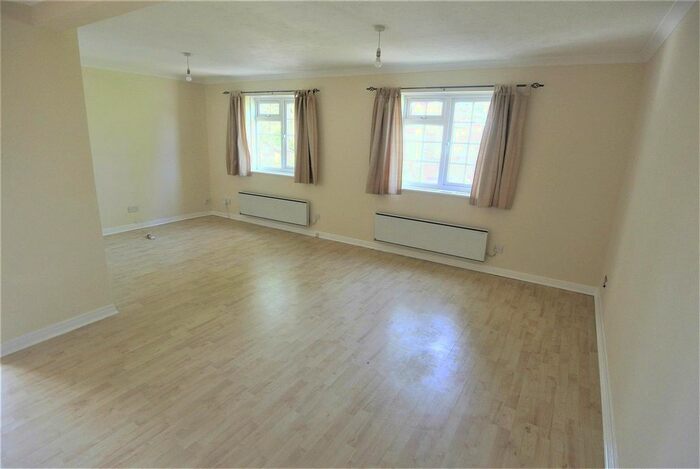 2 Bedroom Flat To Rent In Hillcrest, Weybridge, KT13