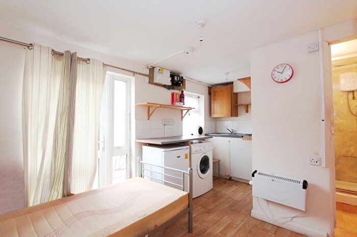 Studio To Rent In Townsend Road, Southall, UB1