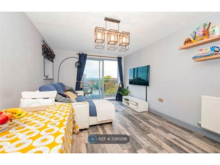 2 Bedroom Flat To Rent In Coombe Way, Farnborough, GU14