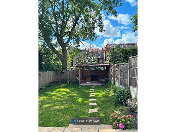 3 Bedroom Semi-Detached House To Rent In Howcroft Crescent, Finchley, N3