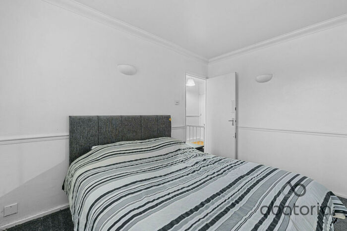3 Bedroom Terraced House For Sale In Wyllen Close, London, E1