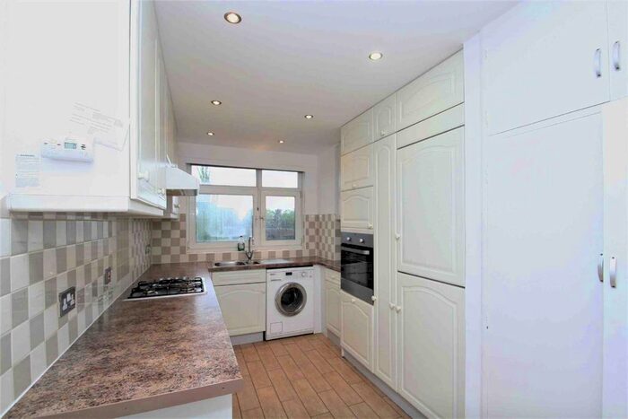 3 Bedroom Flat To Rent In Putney Hill, London, SW15
