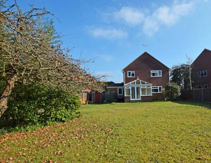 3 Bedroom Detached House For Sale In Kingsley Village Centre, GU35