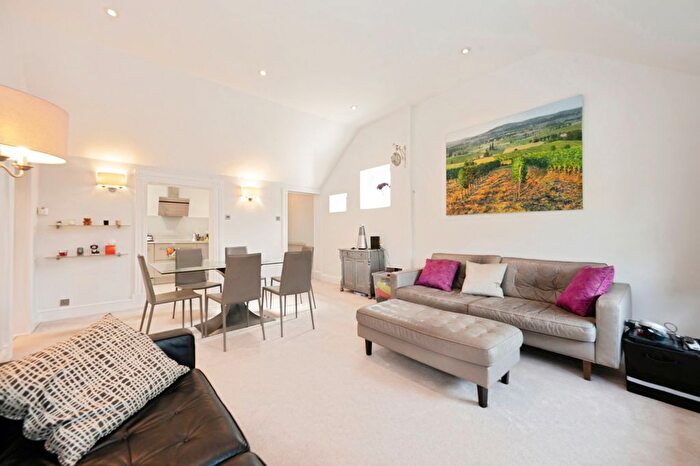 2 Bedroom Flat For Sale In Portsmouth Road, Esher, Surrey, KT10