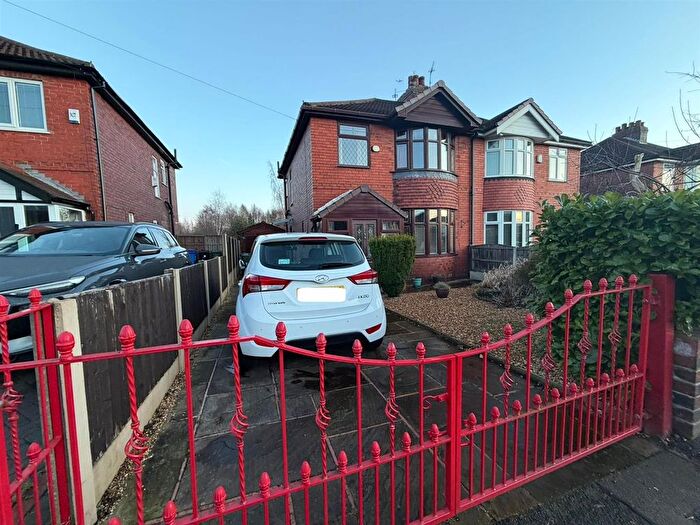 3 Bedroom Semi Detached House For Sale In Cheetham Hill Road, Dukinfield, SK16