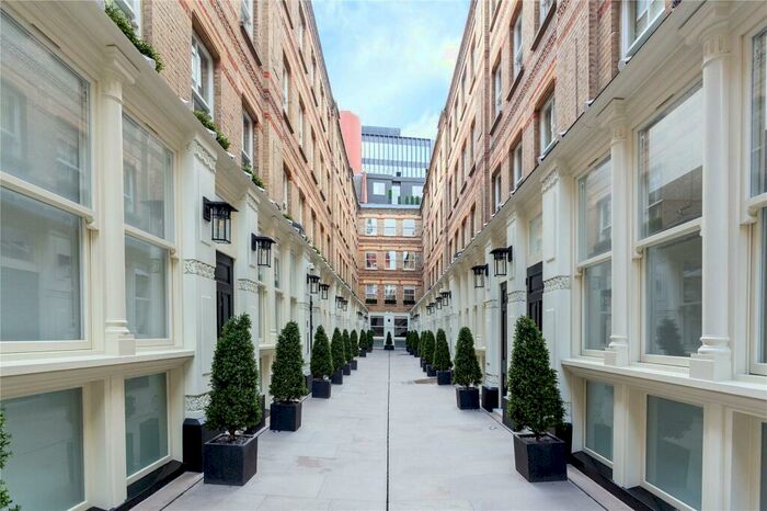 1 Bedroom Flat To Rent In Dyer's Buildings, Pinks Mews, London, EC1N
