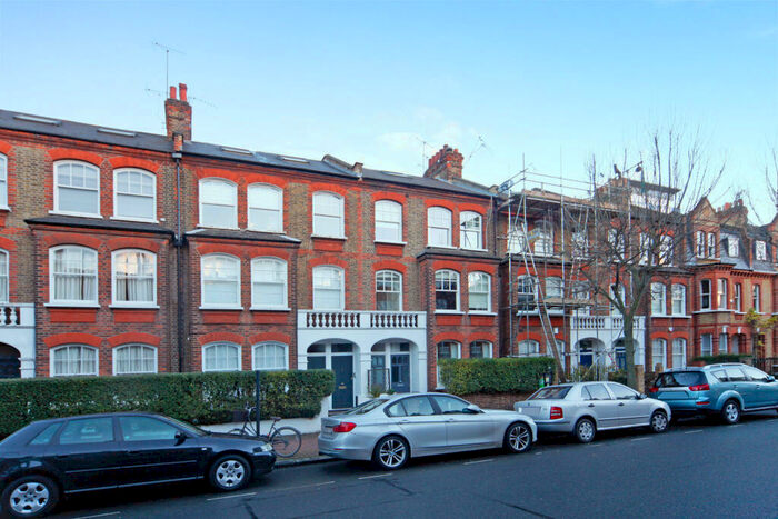 2 Bedroom Apartment To Rent In Albert Bridge Road, SW11