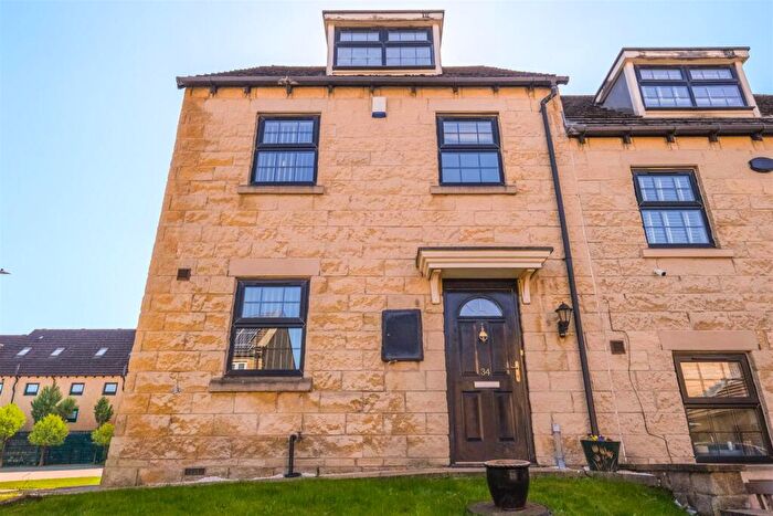 3 Bedroom Town House For Sale In Fell Grove, Huddersfield, HD2