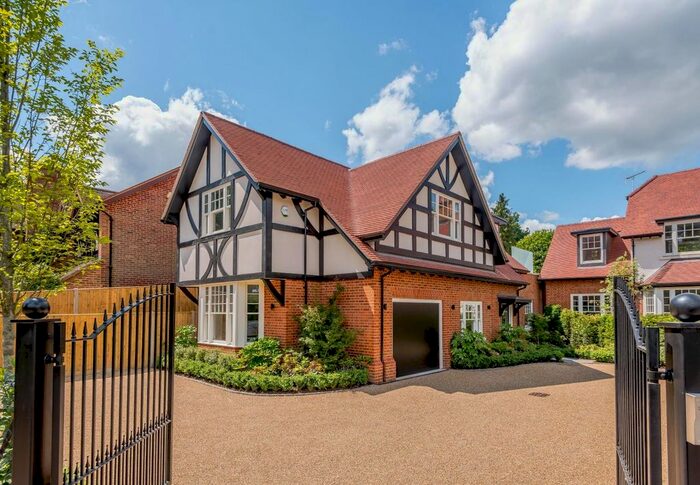 3 Bedroom Property To Rent In Beechwood Avenue, Weybridge, KT13